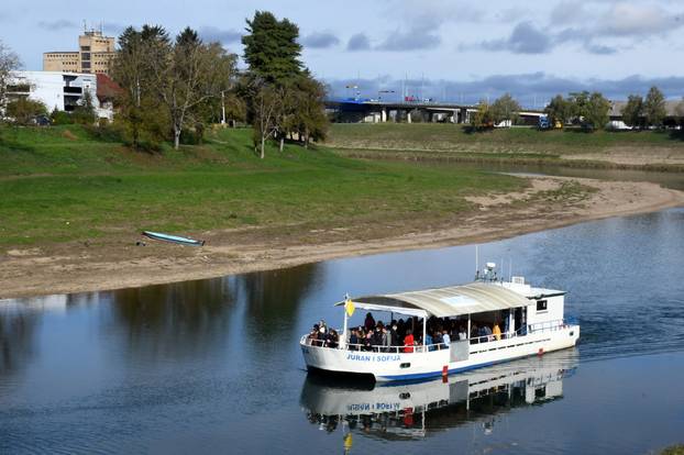 Sisak: Plovidba turističkog broda "Juran i Sofija" rijekom Kupom