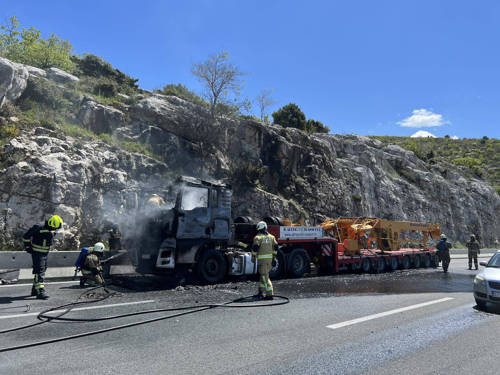 Na brzoj cesti Solin - Klis zapalio se tegljač