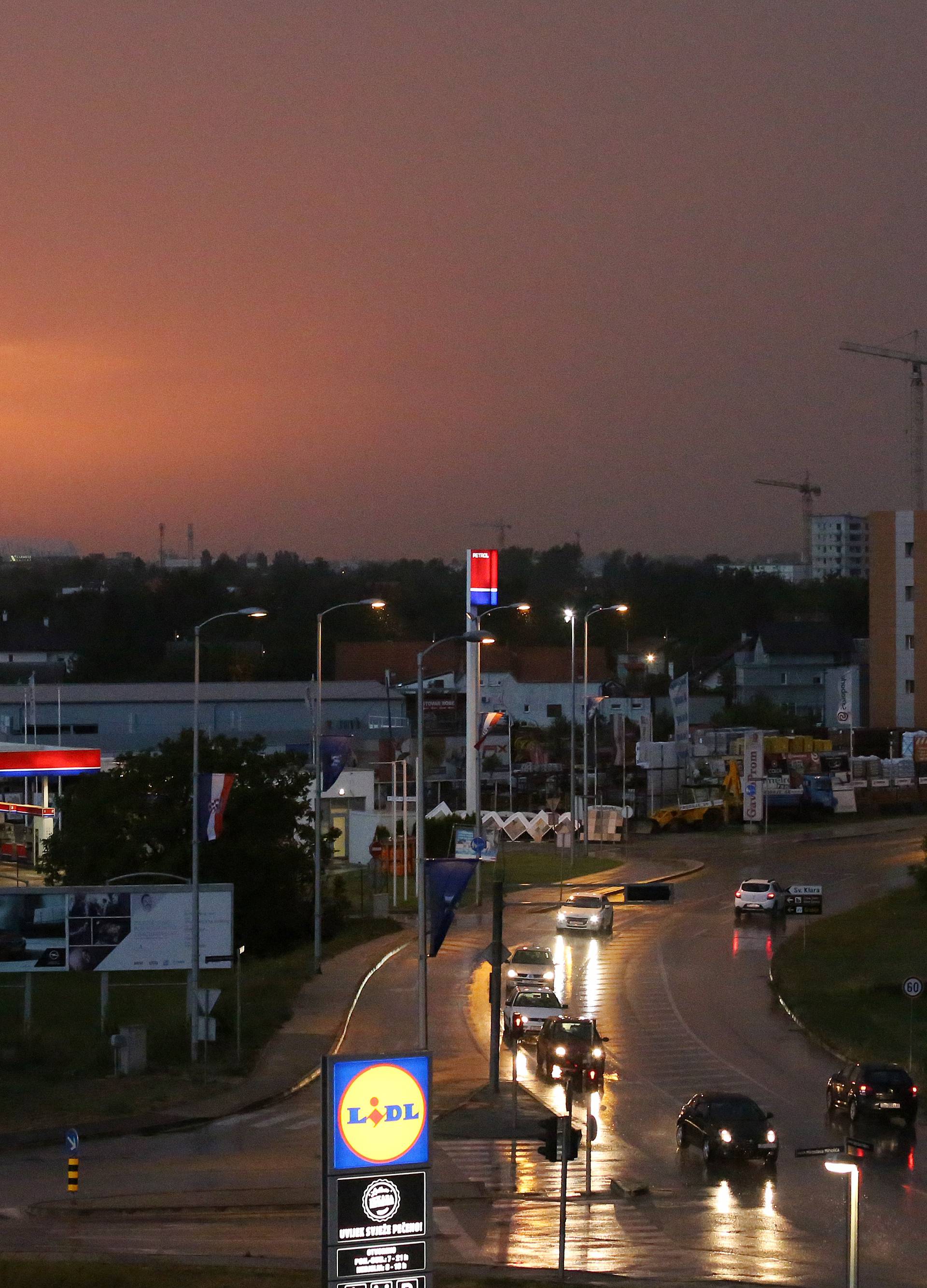 Jak vjetar čupao stabla, valovi u Selcu napola potopili brodicu