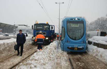 Snježni kaos: Tramvaji iskakali iz tračnica, otpadaju im dijelovi