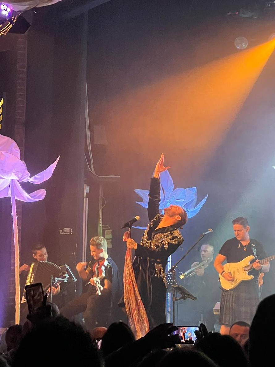 Luka Nižetić zapjevao u Tvornici: 'Dobra večer zaljubljeni narode, 20 godina prođe tako brzo...'