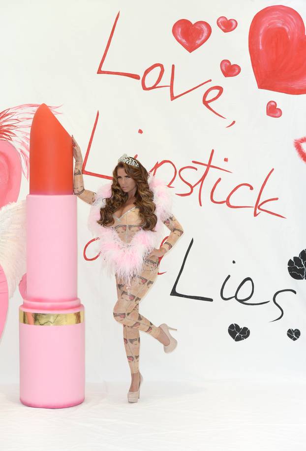 London: Katie Price predstavila je svoju autobiografiju