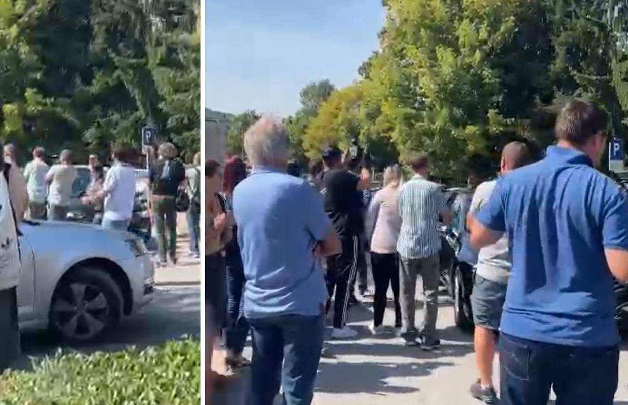 VIDEO Nekolicina prosvjednika krenula za Fuchsom, on ih je ignorirao i samo ušao u auto
