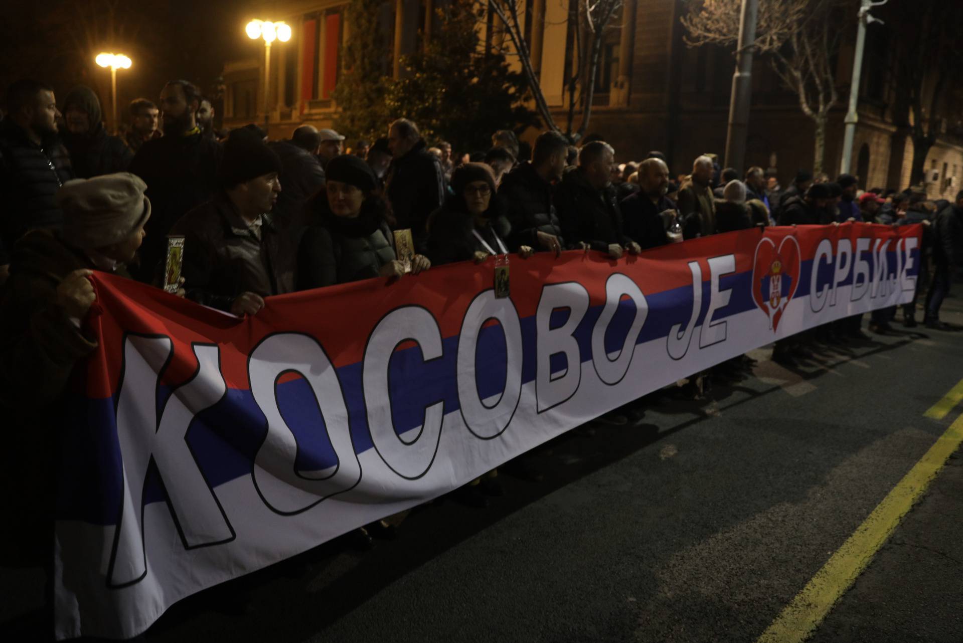 Beograd: Više stotina ljudi okupilo se kako bi prosvjedovali zbog situacije s Kosovom
