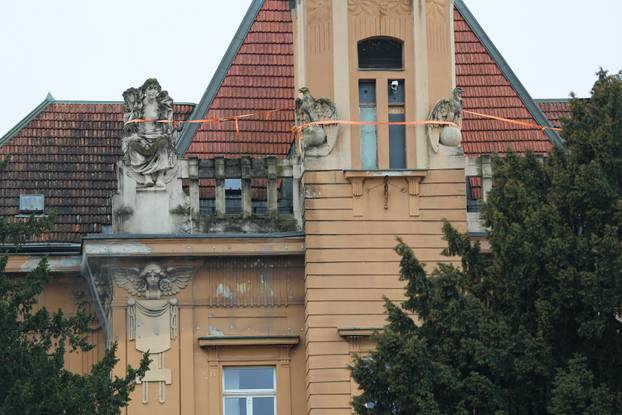 Zagreb: Kipovi na Domu Trgovačko-obrtničke komore zavezani s gurtnama radi sigurnosti