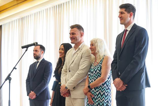 Zagreb: Predsjednik Zoran Milanović uručio je odlikovanje Stipi Miočiću