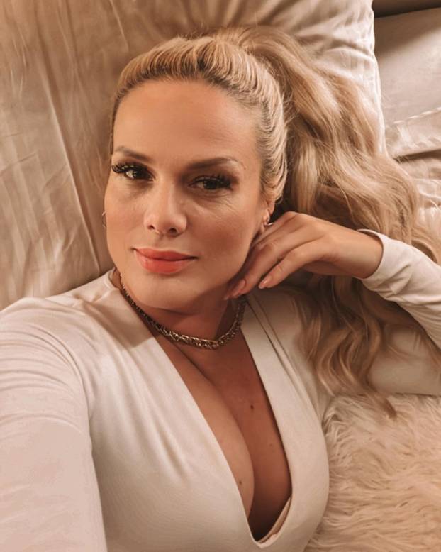 FOTO Suprug 25 godina starije hrvatske glumice čeka Dinamo. Vjenčali su se u tajnosti u Africi