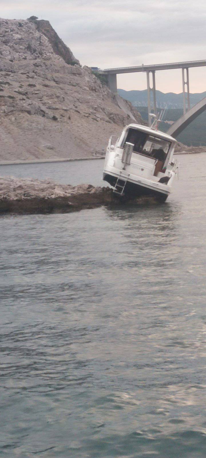 Nasukala se manja jahta kod Krka, na njoj bilo petero djece