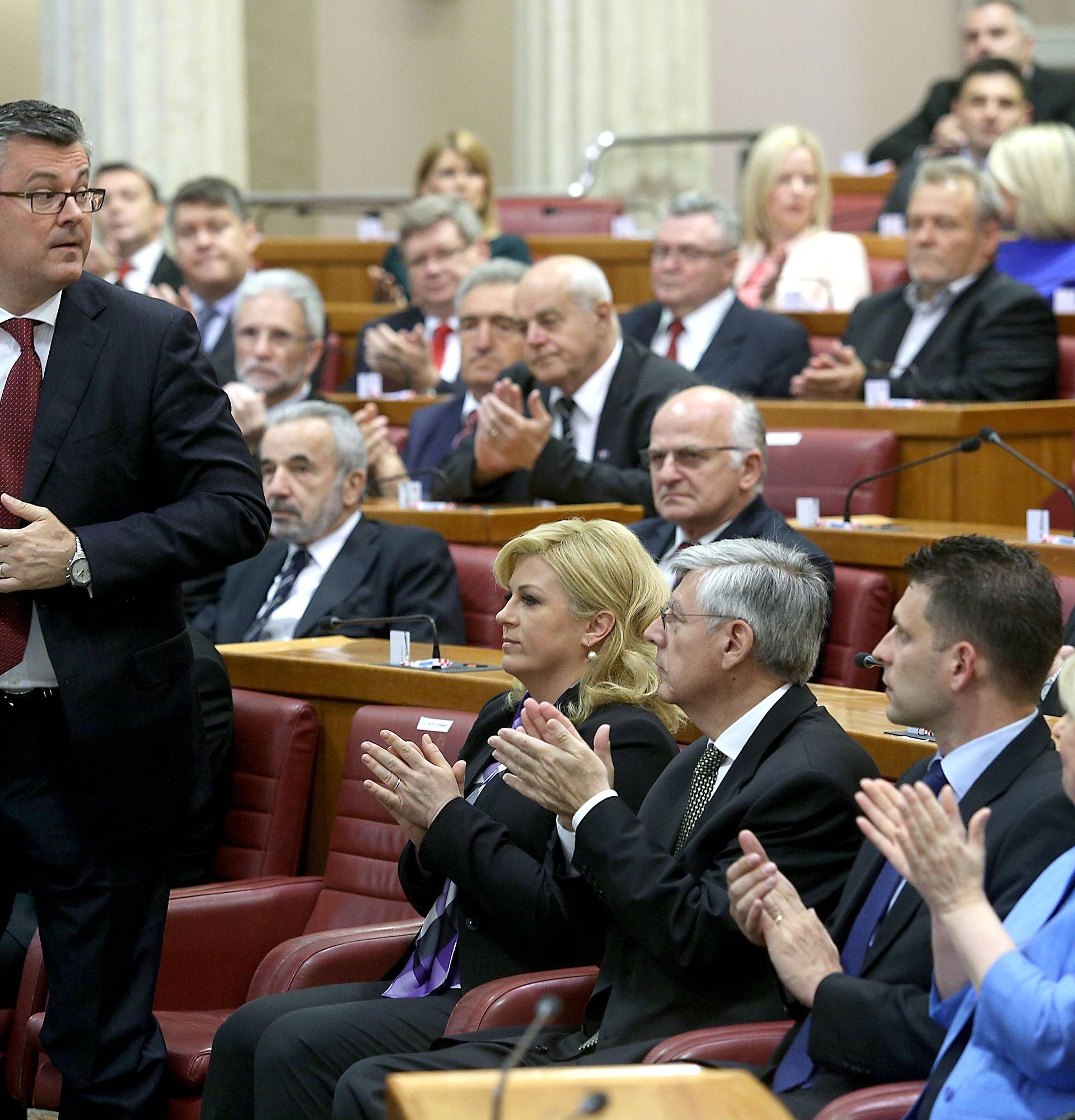 'Dosta agonije.  Uhvaćeni ste s rukom u pekmezu, odstupite!'