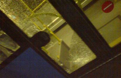 Kamenom je razbio staklo na vratima ZET-ova busa