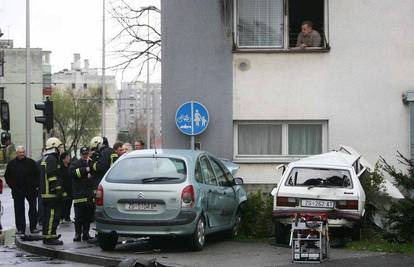 U sudaru oba automobila se zabila u zid zgrade