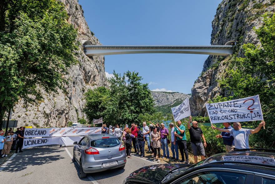Mještani Tugara prosvjedovali su ispod novootvorenog mosta
