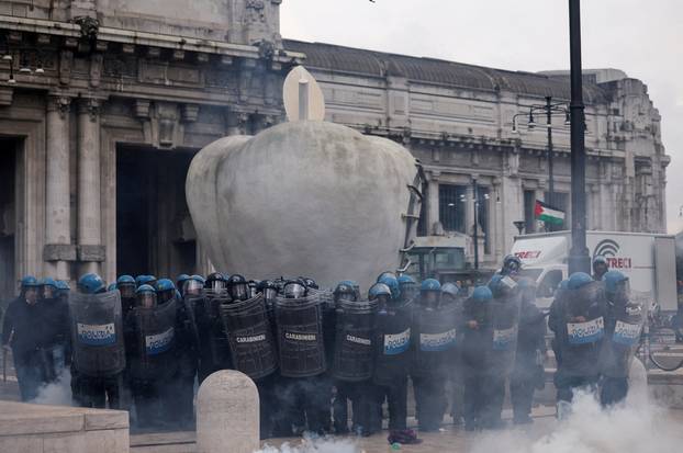 USB union holds nationwide strike, "Let's Block Everything," in solidarity with Gaza, in Milan