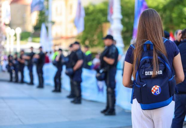 Zagreb: Molitelji na glavnom gradskom trgu