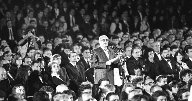 Zagreb: Na glavnom zagrebačkom trgu 1990., otkriven je restaurirani spomenik bana Josipa Jelačića