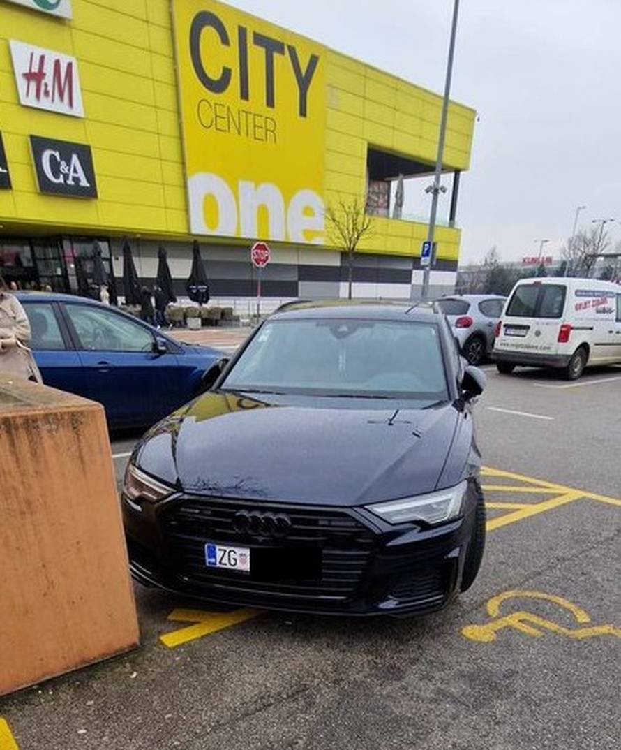 Golf 2 na 'struju', BMW zauzeo tri trake... Ovako samo Hrvati parkiraju. Bravo, pravi ste biseri