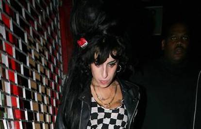 Amy Winehouse pokazala i više nego što je željela