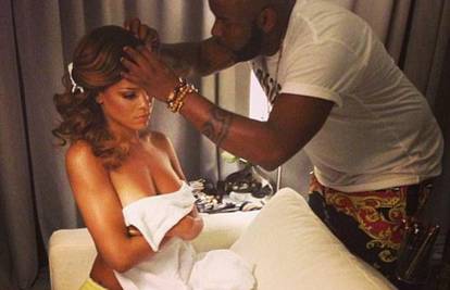Samo u gaćicama: Rihanna je gole grudi prekrila ručnikom