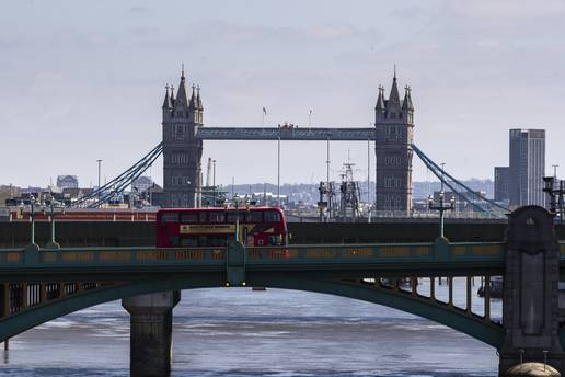 Zaglavio se londonski Tower Bridge, zatvoren je za promet