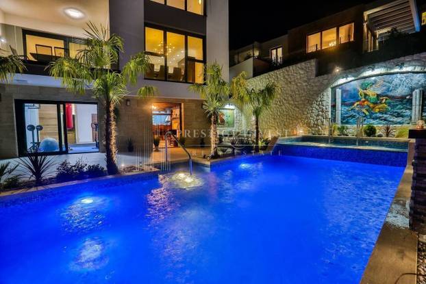 FOTO Kakva perverzija u Splitu! Vodeni raj i slike dizajnera. Ova vila se prodaje, a znamo i cijenu