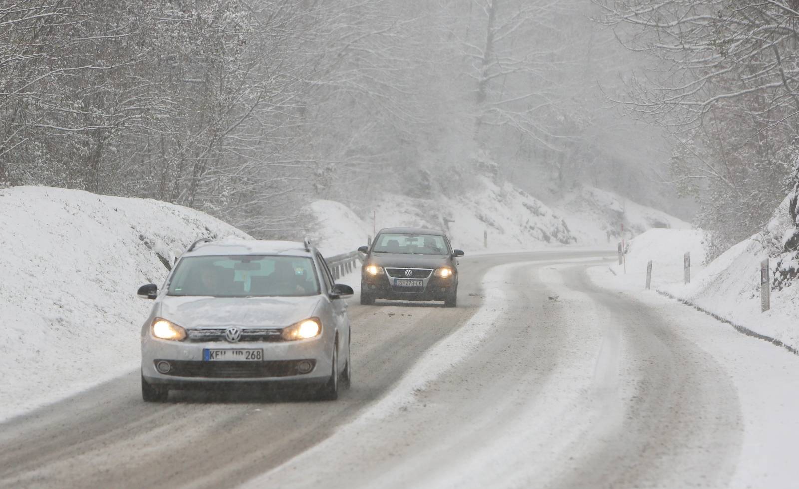 Slunj: Na slunjskom području od jutra napadalo nekoliko centimetara snijega