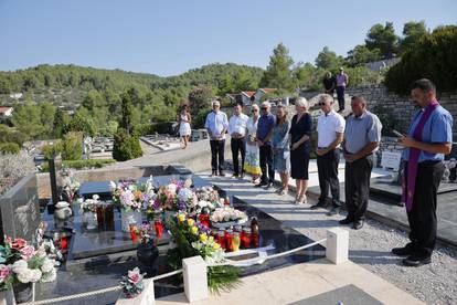 FOTO Održali misu za Olivera, na grob položili vijence i svijeće