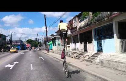 Samo na Kubi: Gradom se vozi na biciklu visokom dva metra