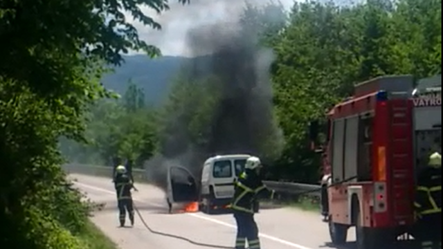 Požar u mjestu pored Korenice: 'Prednji dio auta je planuo pred mojim očima, nema ozlijeđenih'