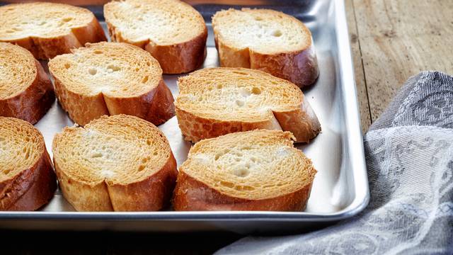 Kao iz pekare: Ne bacajte stari kruh nego ga namočite i pecite