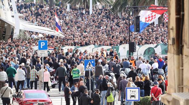 Split: Torcida na Rivi održala prosvjed
