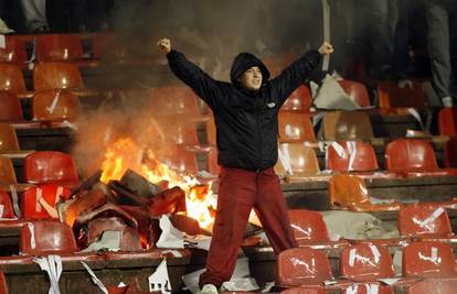 Partizan pobijedio Zvezdu, policija vodom na navijače