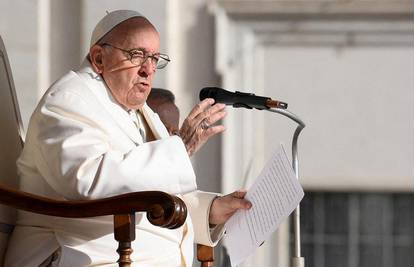 Vatikan: Papa Franjo je bolje, čitao je novine i radio iz bolnice