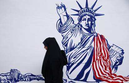 Iranci uzvikuju 'Smrt Americi' da obilježe opsadu ambasade