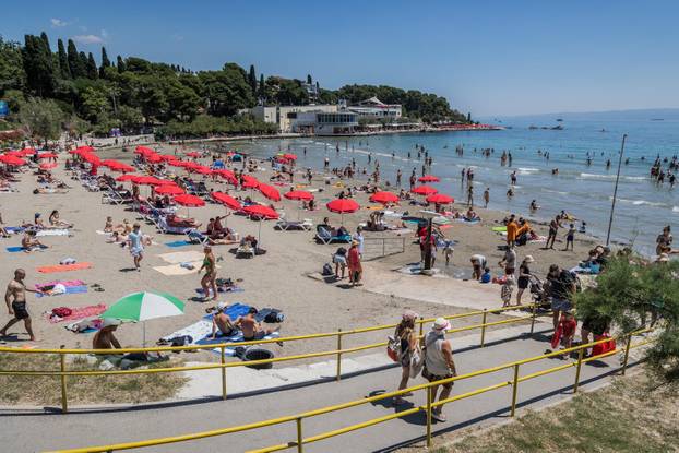 Gužva na splitskim Bačvicama