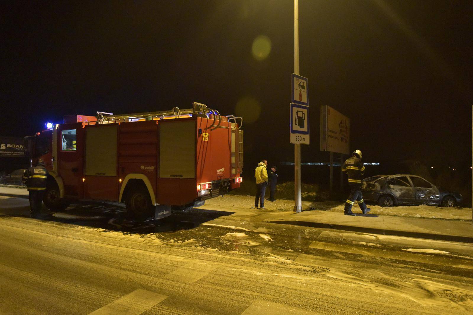 Zapalio se auto u Zadru: 'Čuli smo 'bum' i vidjeli velik požar'