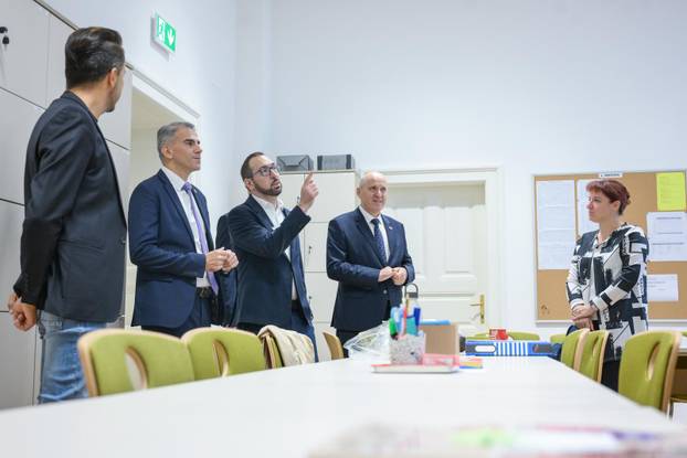 Zagreb: Obilazak obnovljene Prve ekonomske gimnazije