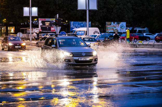 Split: Došlo do puknuća vodovodne cijevi u Ulici Ruđera Boškovića