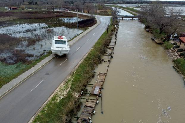 Nin: Pogled iz zraka na poplavljeno područje gdje je voda na cestu izbacila brod