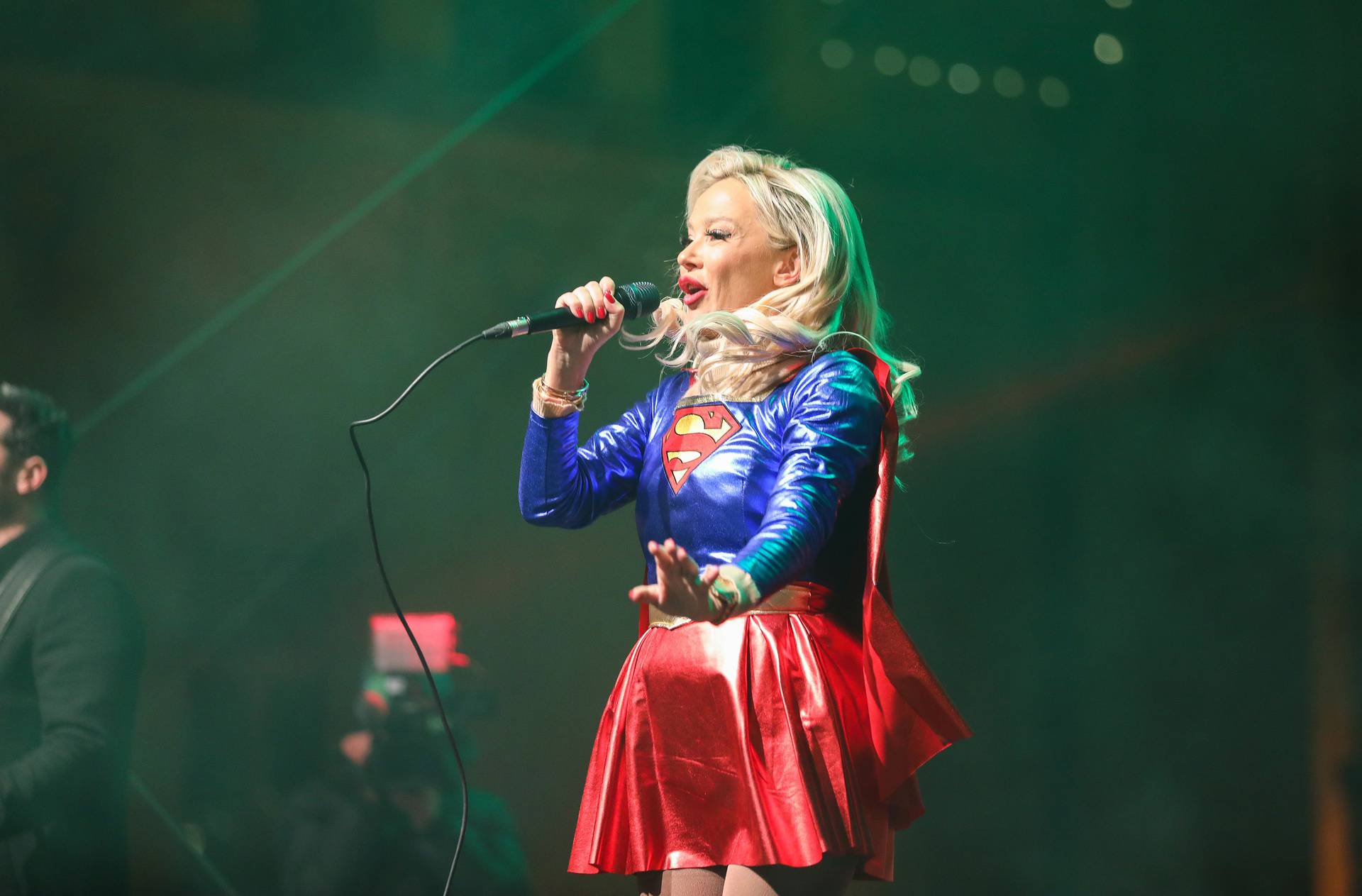 Maja Šuput obučena kao Supergirl nastupala na otvorenju Samoborskog fašnika