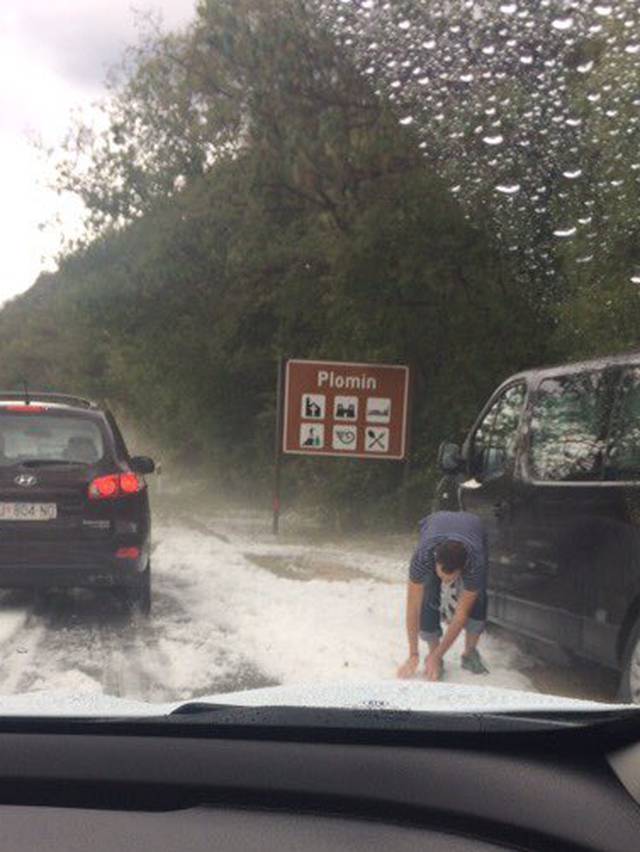 Nezapamćena tuča u Plominu: Sve se bijeli, kao da je  snijeg