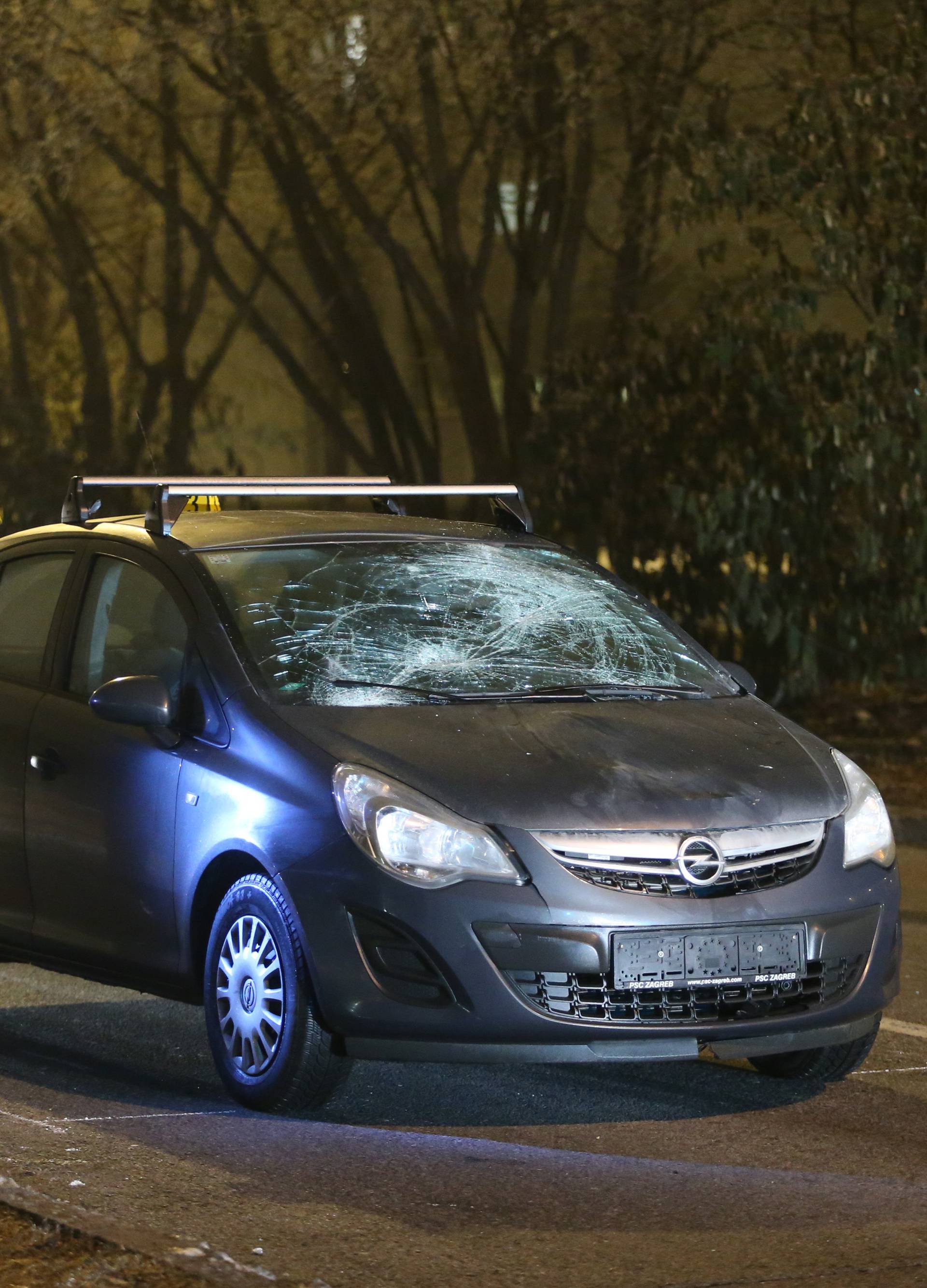 Teška nesreća: Auto naletio na policajce dok su radili očevid