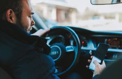 Ovih 10 stvari nikako ne biste trebali raditi dok vozite auto