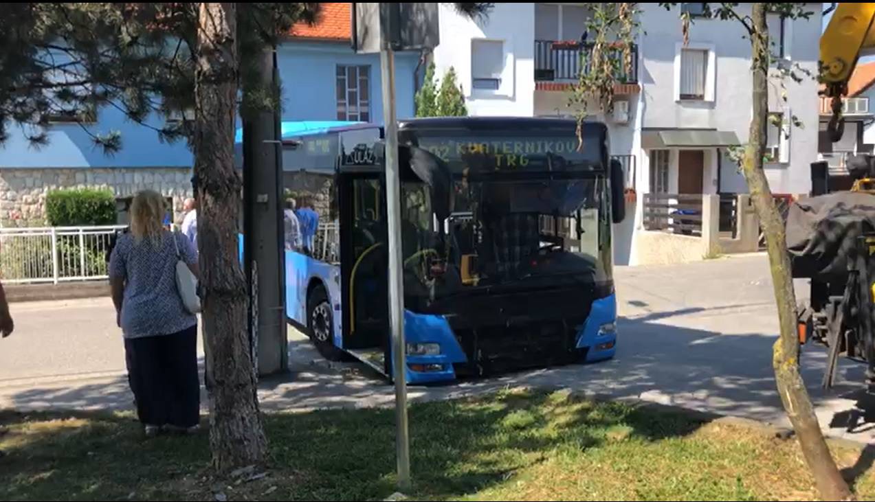 Video: Vozač izašao, a njegov bus s putnicima probio ogradu!