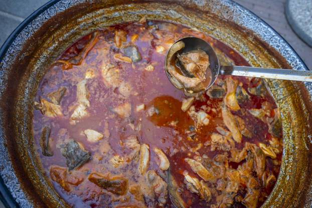 Osijek: Tradicionalna podjela blagdanskog fiš paprikaša na Trgu Svetog Trojstva