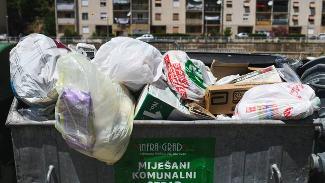 Zbog prosvjeda komunalnih radnika ne odvozi se otpad u Obrovcu