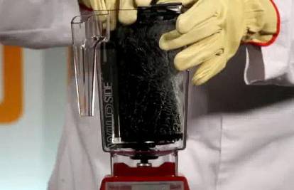 Sa iPadom možete svašta, čak ga i samljeti mikserom