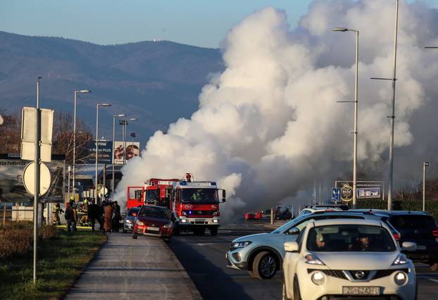 Zagreb: Požar kombi vozila na  Aveniji Većeslava Holjevca