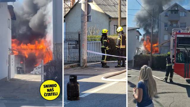 VIDEO Snimka požara garaže na  Ferenščici: S udaljenosti gasili vatru zbog straha od eksplozija