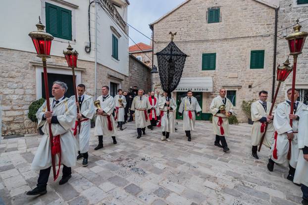 Završena procesija Za križen na Jelsi 