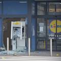 Raznijeli bankomat u Karlovcu, novčanice se razletile po cesti